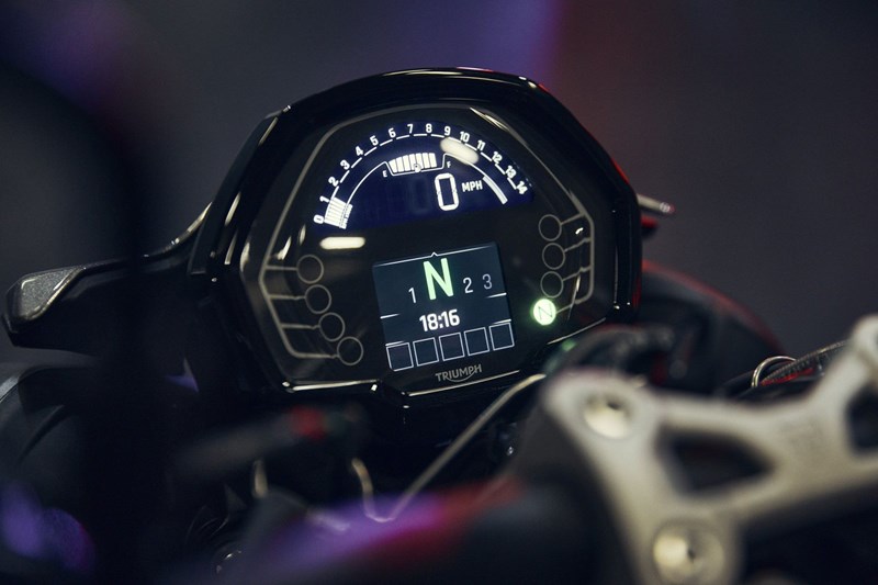 TFT-LC-Display der Street Triple R 2023