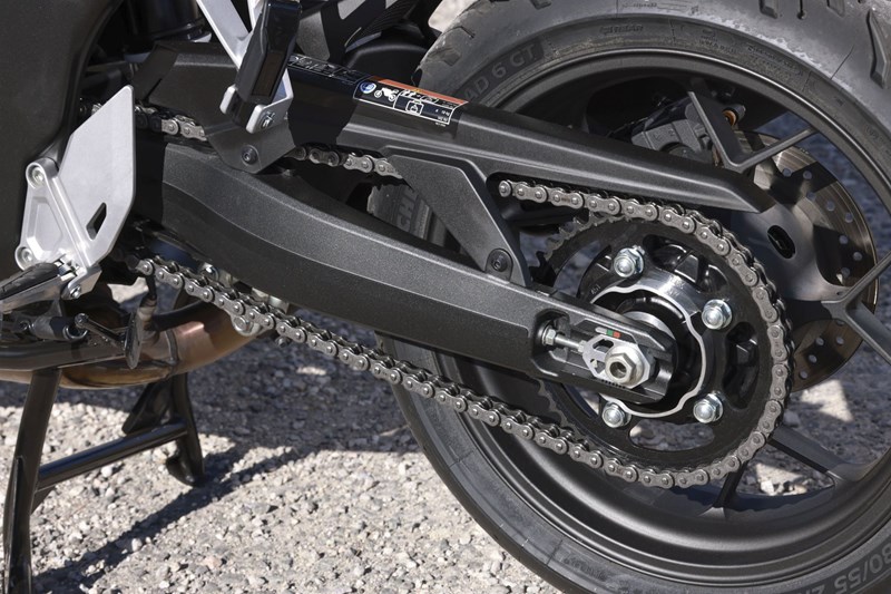 Die verlängerte Schwinge sorgt für Stabilität.