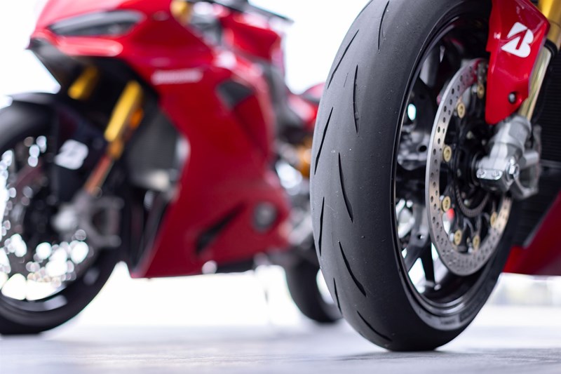 Bridgestone RS12 im Test: Neuer Hypersportreifen überzeugt