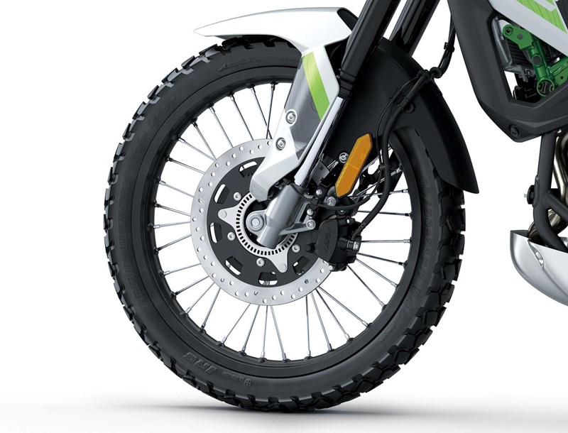 Die KLE 500 setzt auf 21‑Zoll-Vorderrad- und 17‑Zoll-Hinterradspeichenräder, die Rallye-Look und robuste Offroad-Performance gemäß der KLE-Tradition verbinden.