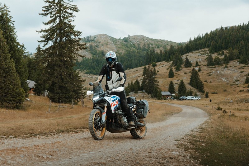 Eine Lenkererhöhung ist bei der Husqvarna Norden 901 Expedition wie auch der BMW F900GS schon fast Pflicht für ein komfortables Stehen auf dem Motorrad.