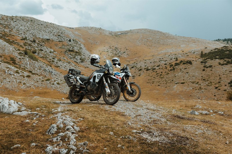 Die beiden Motorräder konkurrieren auf einem sehr hohen Niveau: BMW F900GS vs. Husqvarna Norden 901 Expedition