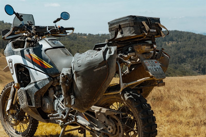 Die neue Generation der Satteltaschen von Enduristan: Sollbruchstelle am Riemen für zusätzliche Stabilität und höhere Widerstandsfähigkeit der Taschen bei einem Sturz.