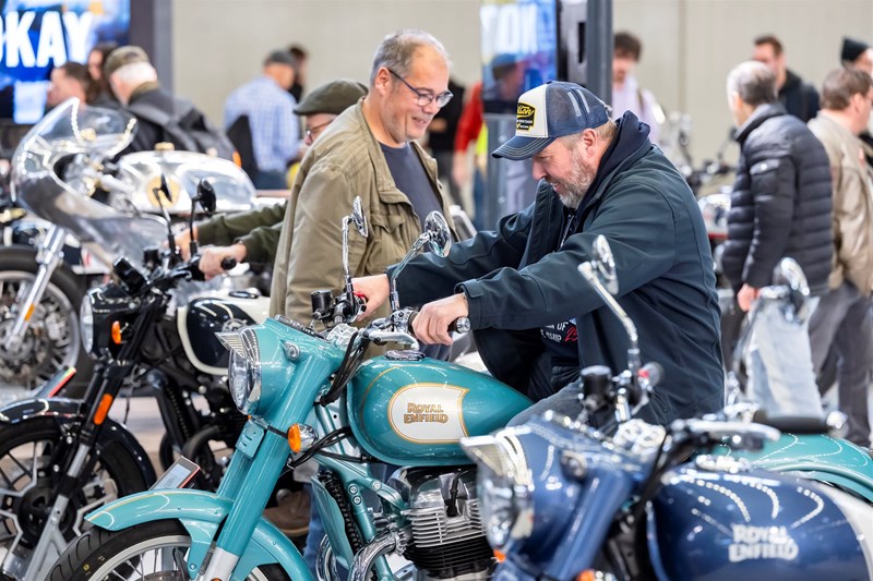 Wie fühlt sich das Motorrad an? Die Antwort darauf findest Du unter anderem am Stand von Royal Enfield auf der INTERMOT!