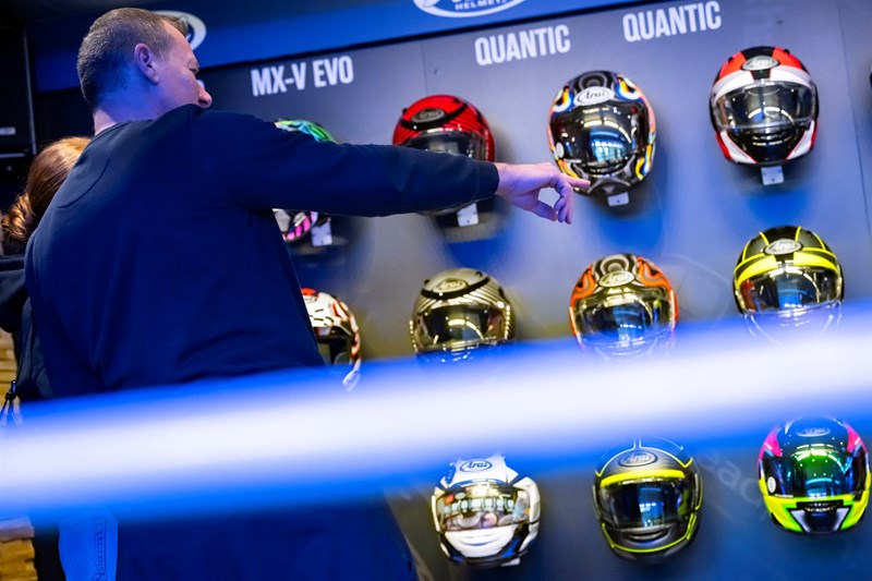 Für mich eine einfache Entscheidung! Weihnachtsmarkt oder fachkundige Motorradberatung wie hier am Stand von Paaschburg und Wunderlich bei Arai!