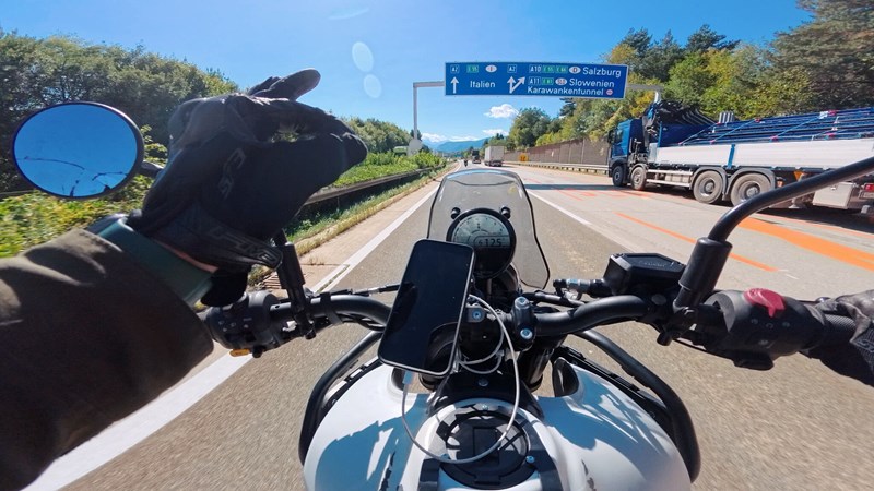 Mit knapp über 6.000 U/min hält die Royal Enfield Himalayan die Autobahngeschwindigkeit am entspanntesten.