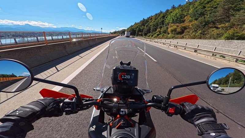 Vorbildlicher Windschutz auf der KTM 390 Adventure R