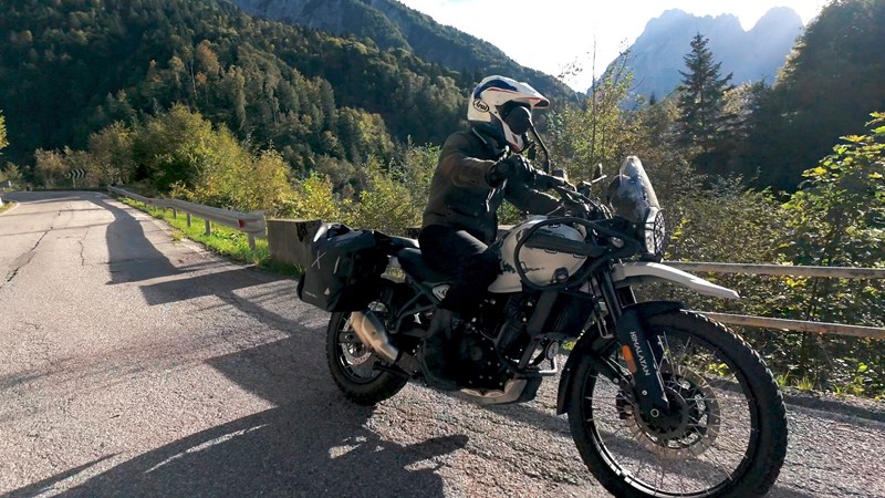 Die Himalayan bietet ebenfalls schön ansprechende Federelemente, bietet aber als einzige keine Federelemente. Das kann zum Problem für besonders schwere Fahrer oder Touren mit massiv Gepäck werden.