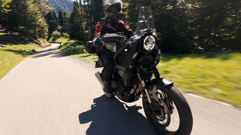 Die günstige Brixton Storr überrascht mit einem schön ansprechenden und einstellbaren KYB-Fahrwerk.