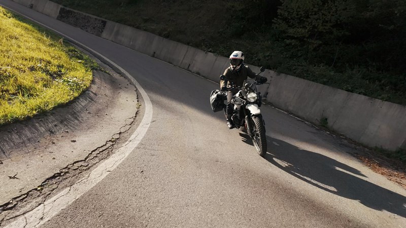 Die Himalayan ist durch ihren Drehmoment-starken Motorcharakter das beste Bike für jene, die gerne schaltfaul unterwegs sind.