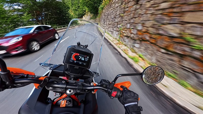 Die leichte 390 Adventure R lässt sich am flottesten durch die Radien treiben. Nur wiederholte harte Bremsmanöver sollte man meiden, da die Bremsen nicht sehr standhaft sind.