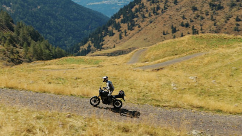 Die Brixton Crossfire 500 Storr geht es auch im losen Gelände gerne gemütlich an, was kein Nachteil sein muss.