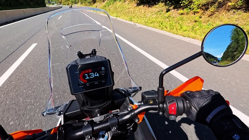 Autobahngeschwindigkeiten hält die 390 Adventure R ohne Probleme, wenn auch mit recht hohem Drehzahlniveau. Verbrauch und Vibrationen halten sich aber in Grenzen.