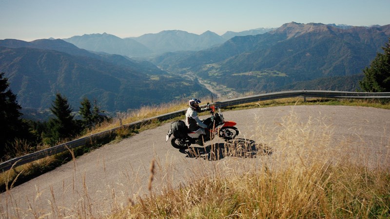 Die KTM 390 Adventure R profitiert auch am Asphalt von ihrer Leichtigkeit und Agilität.