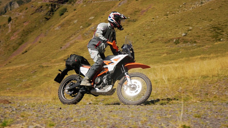 Die KTM 390 Adventure R ist die mit Abstand geländegängigste Reiseenduro im A2-Segment und sogar zum Teil darüber hinaus. Der drehzahlhungrige Motor ist gerade für Enduristen aber gewöhnungsbedürftig.