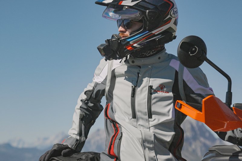 Nicht nur die großzügigen Belüftungsöffnungen sorgen für Kühlung beim Stadler Transformer Enduro-Anzug.