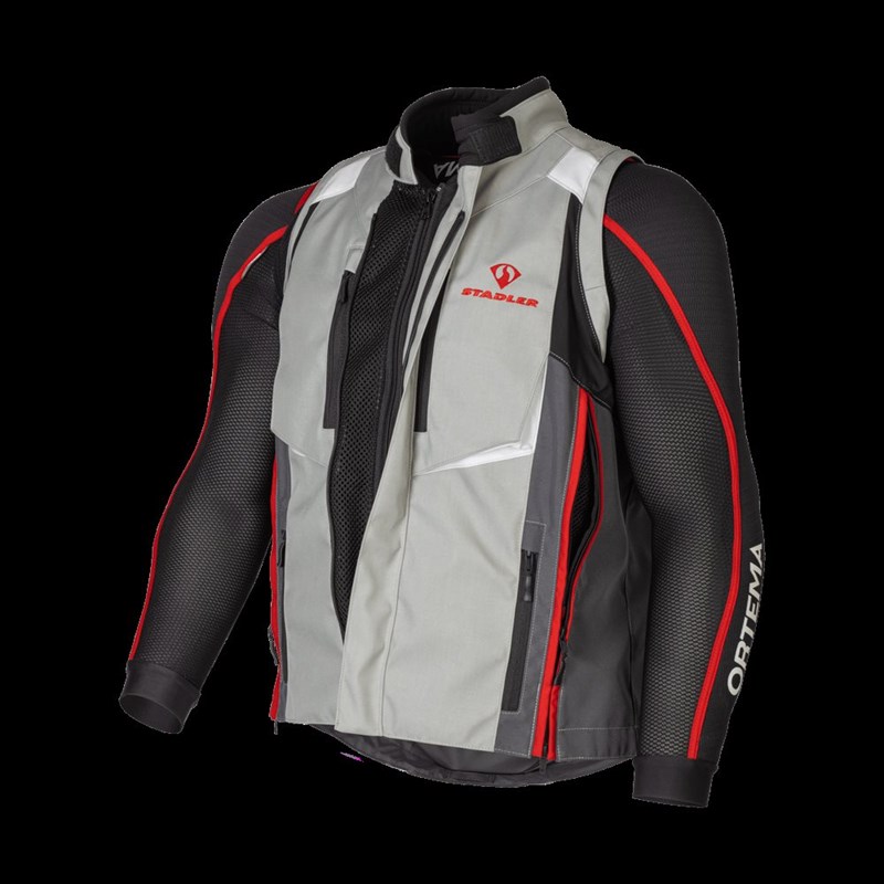 Mit derartig geöffneten Belüftungsöffnungen und ärmellos eignet sich der Stadler Transformer auch für richtig heiße Enduro-Abenteuer.