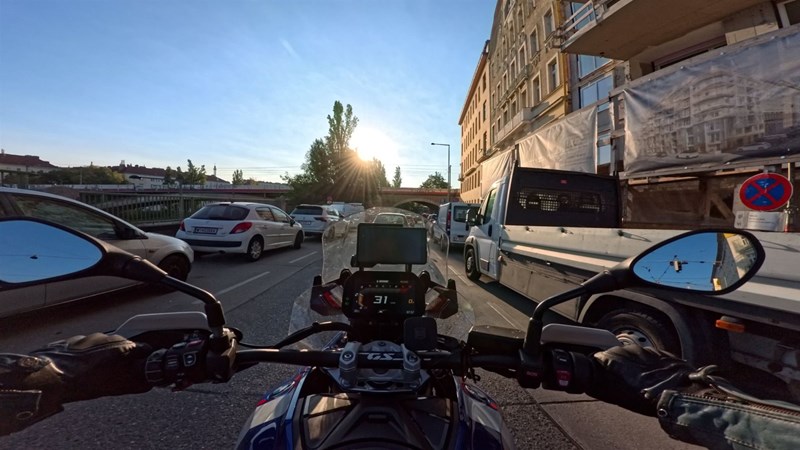 Im Stadtgebiet brilliert die R 1300 GS durch ihren fein ansprechenden Motor, das praktische ASA, einen niedrigen Schwerpunkt und komfortables Fahrverhalten. Einzig der breite Lenker kann das Schlängeln durch dichten Verkehr zum Teil etwas herausfordernd machen.