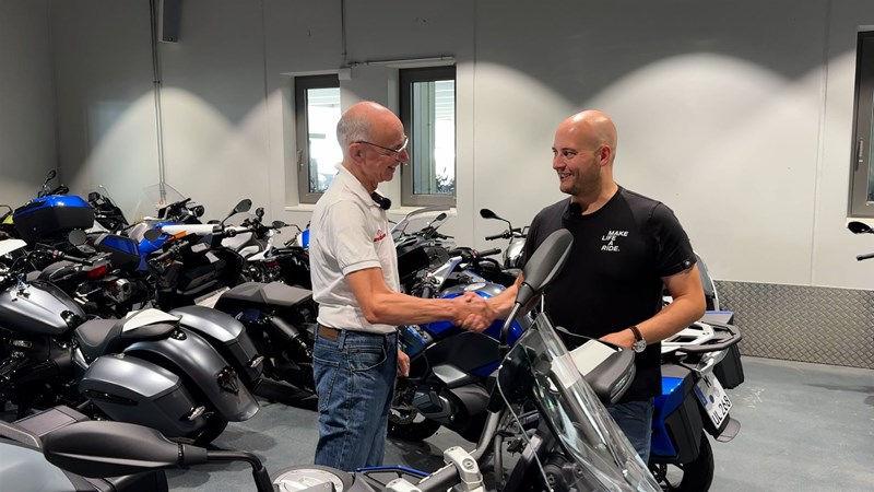 Hier strahlt Varahannes noch bei der Übernahme der erst im Juli 2025 produzierten R 1300 GS. Leider spielt die Gesundheit nicht ganz mit und die GS muss ohne unseren Vielfahrer in den zweiten Dauertest.