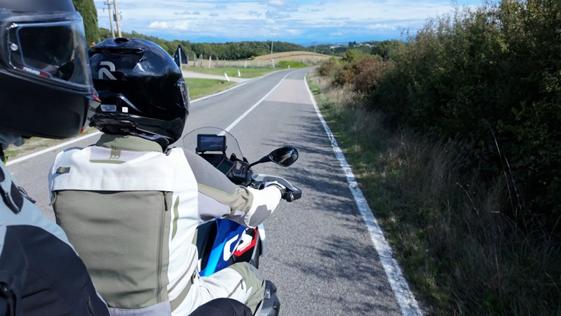 Das semi-aktive Fahrwerk mit automatischem Beladungsausgleich schafft es sehr gut, das hohe Gewicht von Motorrad, Fahrer, Beifahrer und Gepäck zu kaschieren. Knapp 500 Kilogramm auf zwei Rädern und dennoch wedeln wir ganz entspannt durch die toskanischen Kurven.