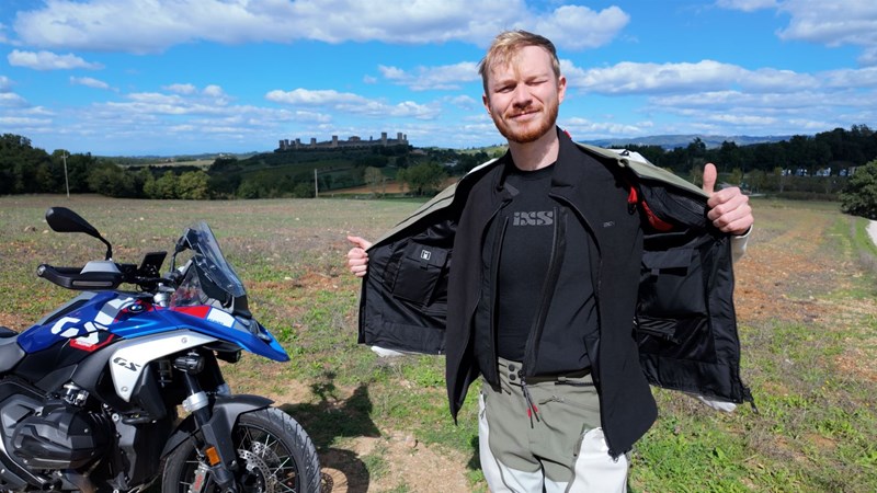 Von Hitze bis Kälte: Das X-Fit System von iXS bietet maximale Flexibilität und integriert obendrein eine Airbag-Weste gekonnt in das Gesamtpaket.