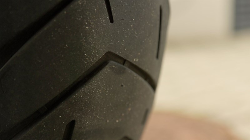 Der Metzeler Tourance Next 2 zeigt sich unbeeindruckt von unserem Test. Nach 10.000 km ist noch immer Gummifleisch am Hinterradreifen. Das Vorderrad könnte gefühlt noch 10.000 km abspulen.