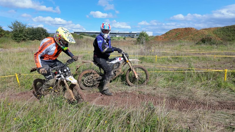 Von der dicken BMW R 1300 GS ASA bis zur federleichten Zero XE - Touratech Active Adventure lädt auch zum Ausprobieren der neuesten Reiseenduros ein.