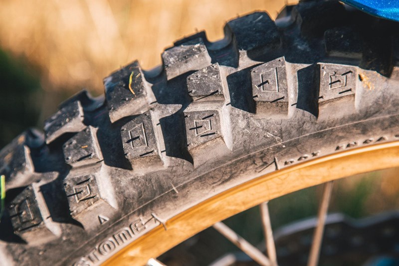 Bridgestone AX41 - Perfekt für die Kombination aus Asphalt und losem Terrain.