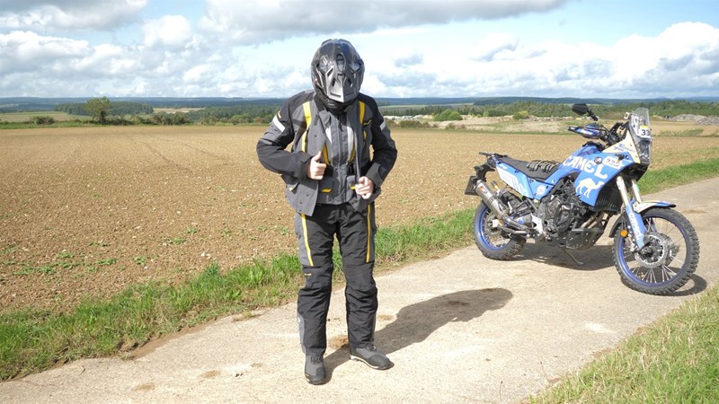 Der Touratech Companero Weathertrack passt praktisch über den Summertrack und ergänzt diesen perfekt.