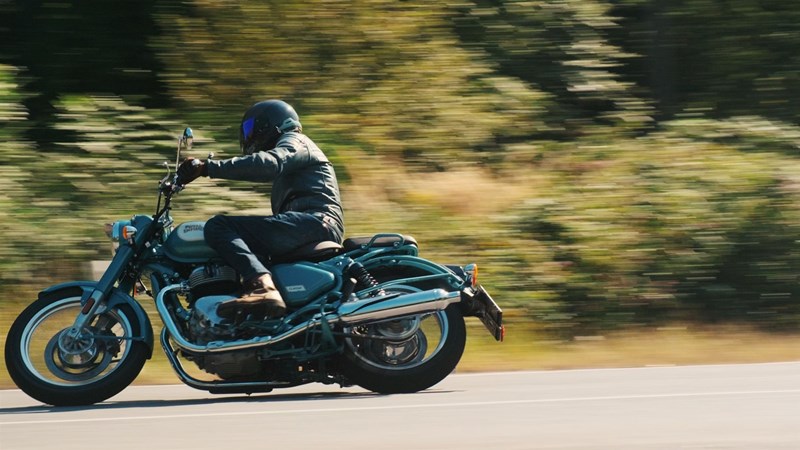 Die Classic 650 ist weit weg vom Sportmotorrad, aber genauso auch weit entfernt davon, langweilig zu sein.