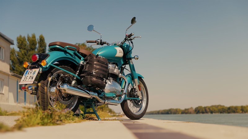 Kaum abgestiegen, da lockt es einen schon wieder in den stylischen Sattel der Classic 650.