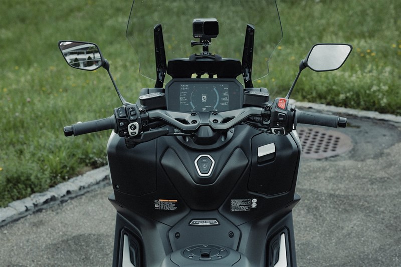 Der TMAX Tech Max überzeugt mit gut integrierter Technik. Der Tempomat lässt sich einfach und präzise in 1 km/h Schritten bedienen.