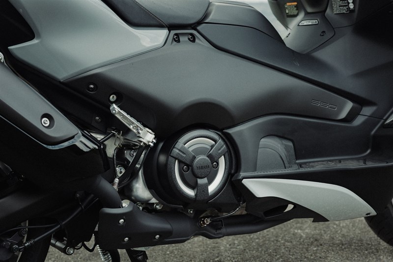 Der 562 ccm Zweizylinder liefert 35 kW Leistung und sorgt mit dem CVT für souveränen, gleichmässigen Vortrieb im Alltag