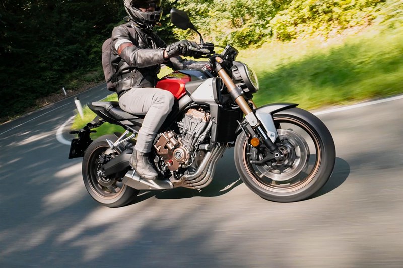 Selbst für schaltfaule Piloten eignet sich die CBR650R, da der Reihenvierer extrem elastische Gänge bietet und sehr gut mit der E-Clutch harmoniert. Es wird spannend, wie es sich zukünftig bei anderen Honda Modellen und Motorkonzepten verhält.