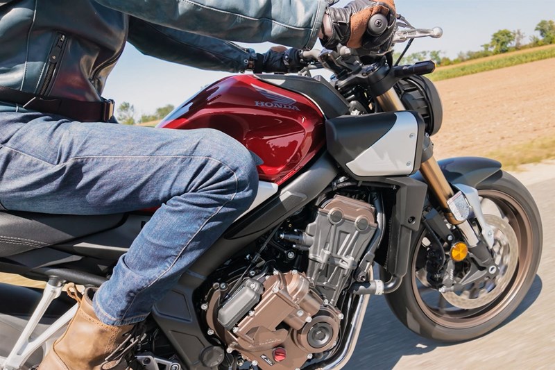 Da die elektronische Steuerung der E-Clutch auch bei Gangwechseln aktiv wird, kann man mit voll geöffneter Drosselklappe runterschalten und den Reihen-Vierer zum Kreischen bringen. Ein cooles Gefühl!