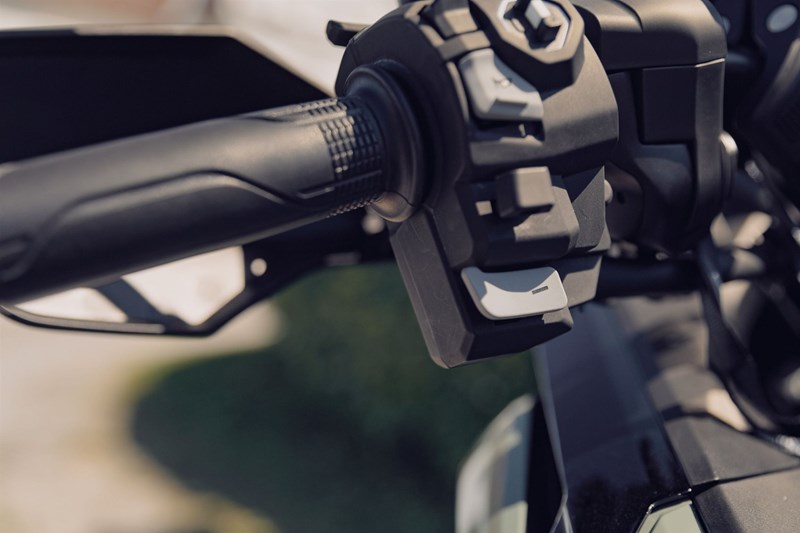 Das DCT schaltet schon von selbst sehr natürlich und intuitiv, aber gerade vor engeren Kurven lohnt es sich über die Tasten manuell einzugreifen, um die Motorbremse optimal zu nutzen.