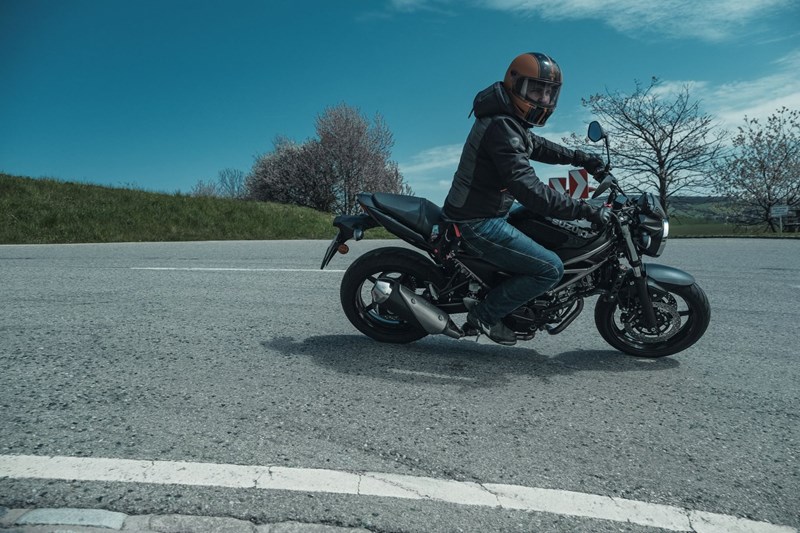 SV650 werden vor allem als Alltagsfahrzeug und für Wochenendtouren genutzt. Aber selbst große Touren sind kein Problem, da man ohne Bedenken viele Kilometer auf die SV draufspulen kann.