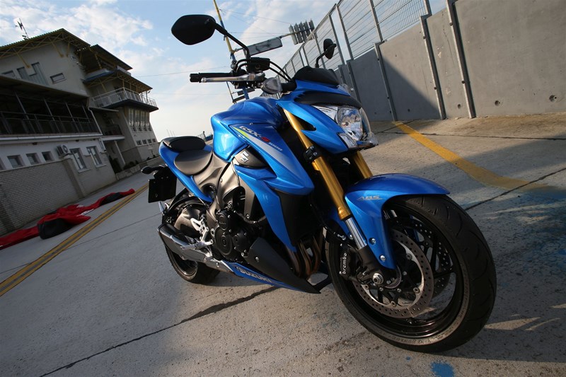 Die GSX-S1000 ist zwar ein Naked Bike, hat aber von Anfang an ihre Supersport Gene durchblitzen lassen.