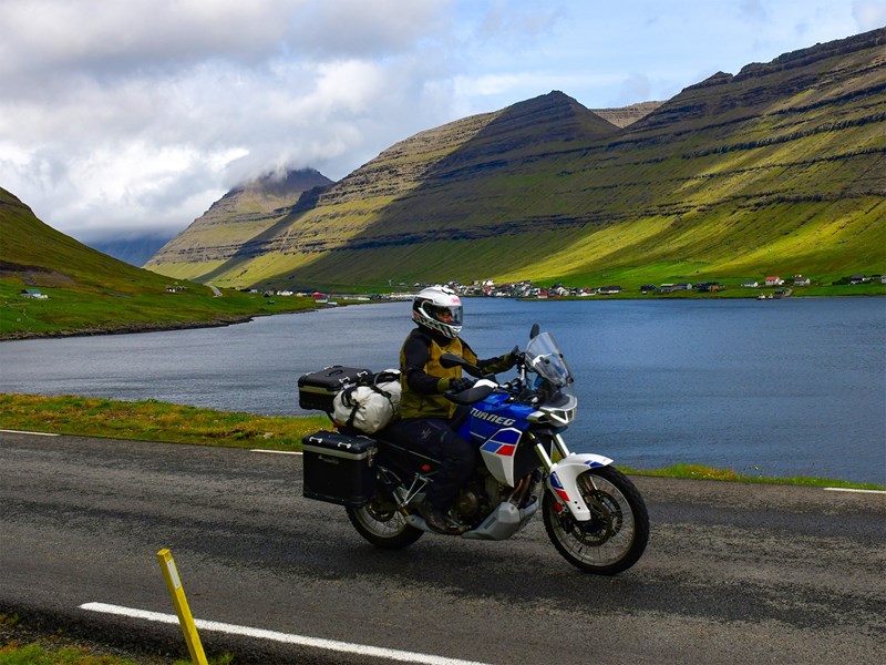 Färöer-Inseln: Wer mit dem Motorrad nach Island will und mit der Fähre von Dänemark auf die große Insel aus Feuer und Eis reist, sollte unbedingt drei Tage Zwischenstopp auf den Färöern einplanen © Feelgood Reisen GmbH
