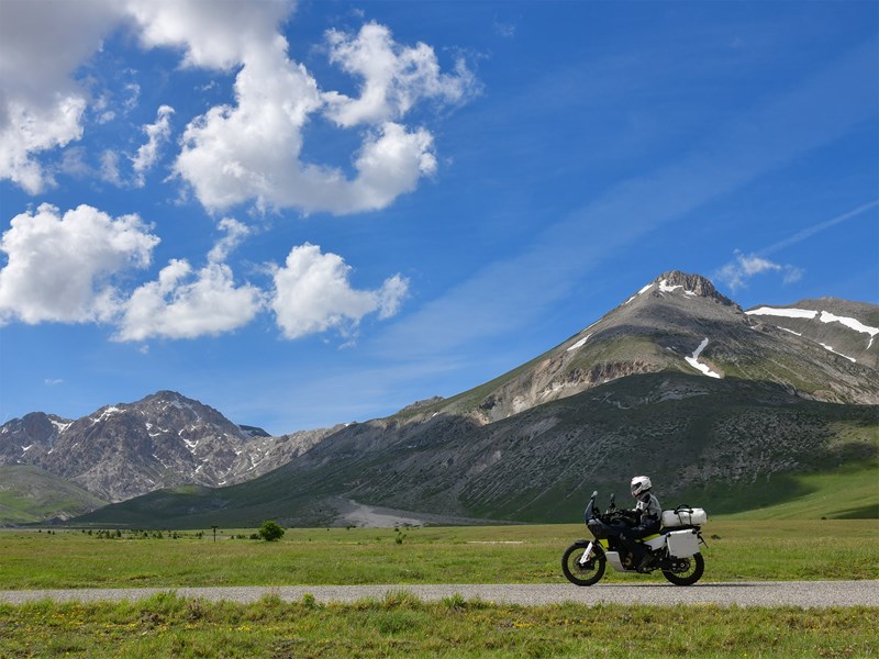 Im Gran Sasso Massiv auf dem Campo Imperatore unterwegs zum Astronomischen Observatorium der Abruzzen © Feelgood Reisen GmbH