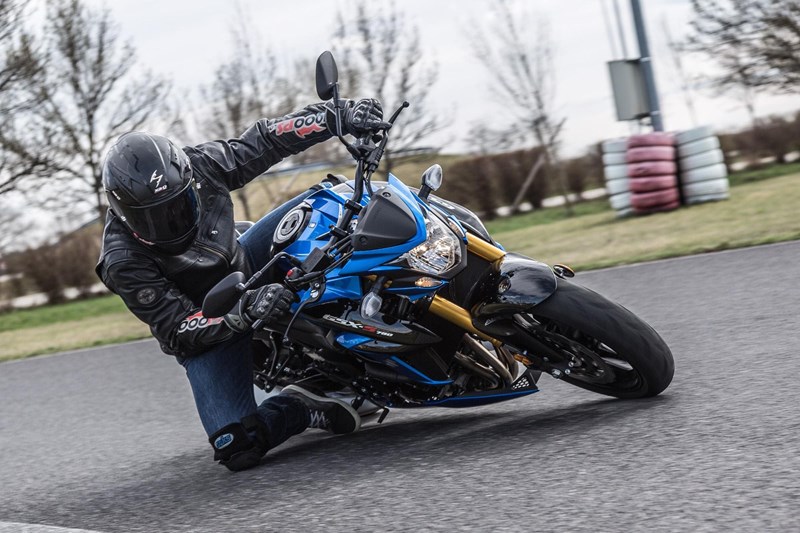 Der erwartete Underdog beim Naked Bike Vergleich 2017 überraschte und heizte Zonko und der Konkurrenz mächtig ein.