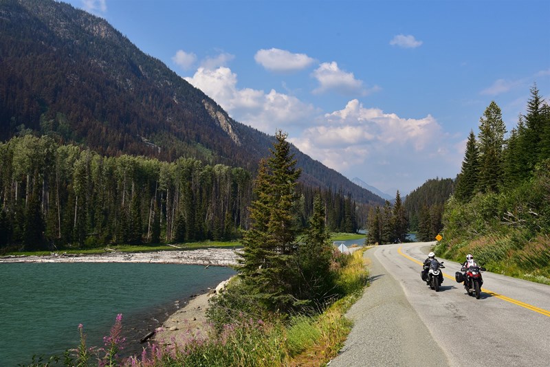 Am Ende des Sees ein gewaltiger Damm aus natürlichem Treibholz. In Kanada und auf der Duffey Lake Road erlebst du Natur immer im XXL-Format © Feelgood Reisen GmbH
