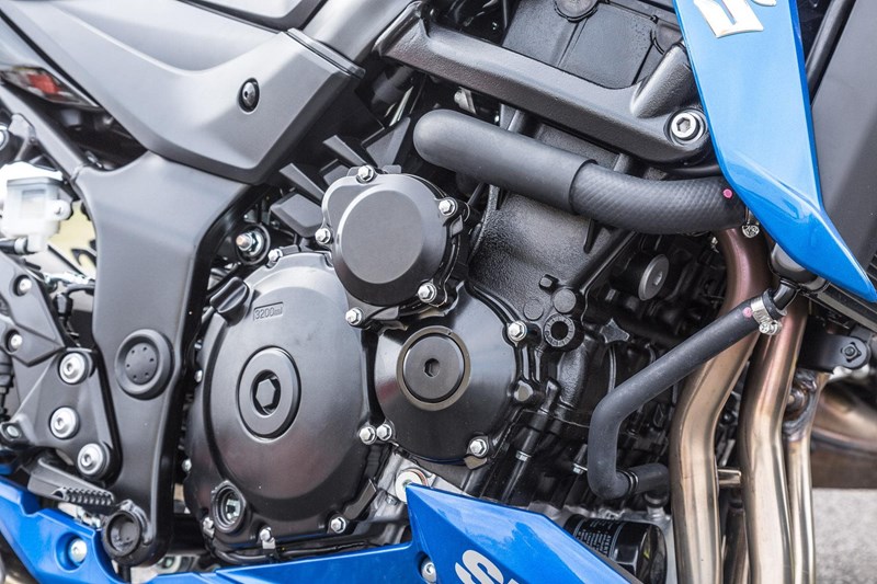 Der Dreiviertelliter-Reihen-Vierzylinder von Suzuki steht durch die GSR 750 viel Know-How und Erfahrung dahinter.