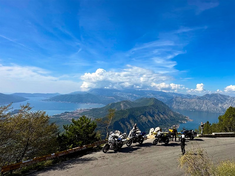 Der Blick auf die Bucht von Kotor von oben belohnt für die Schrecksekunden beim Anstieg auf der abenteuerlichen P1 durch Montenegro © Feelgood Reisen GmbH