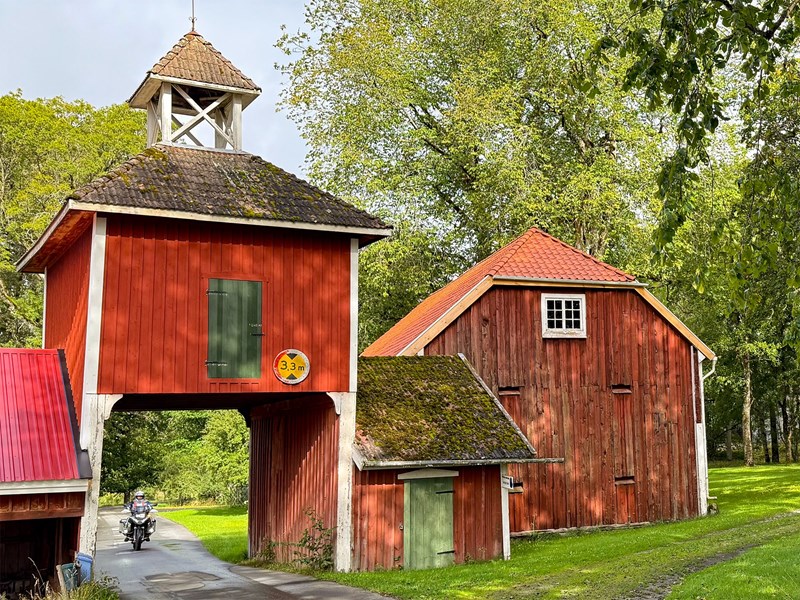 Motorrad fahren und genießen ist die Devise in Schweden: Kleine, geschwungene Straßen, kaum Verkehr und Landschaften wie aus Bullerbü-Filmen © Feelgood Reisen GmbH