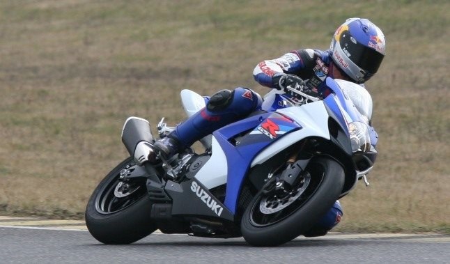 IDM Racer Andy Meklau testet die damals nagelneue GSX-R 1000 K7 auf seiner Heimatstrecke, dem Pannoniaring in Ungarn