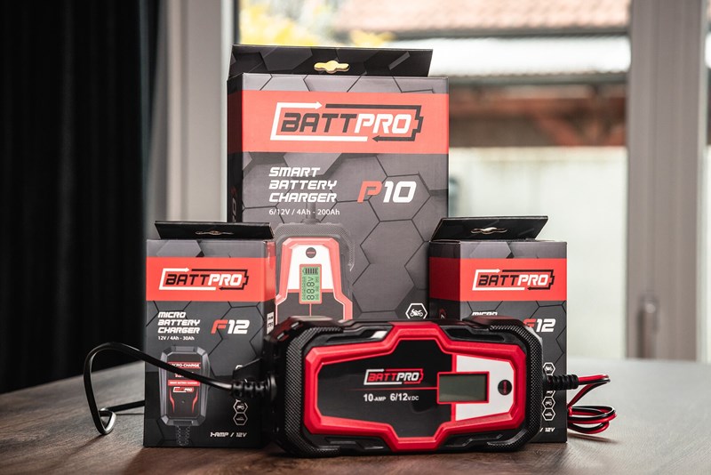 Bei 1000PS im Einsatz - Bei Firmenautos und Motorrädern! Smarte Ladegeräte von Battpro