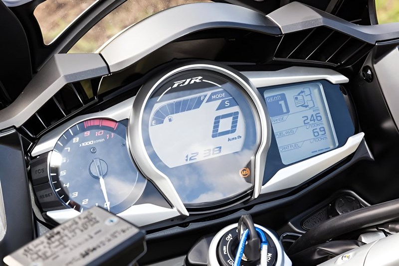 Das Armaturenbrett der FJR zeigte sich schon damals aufgeräumt.