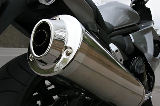 Seidigen Vierzylindersound gibt's bei der GSX1250F serienmäßig.