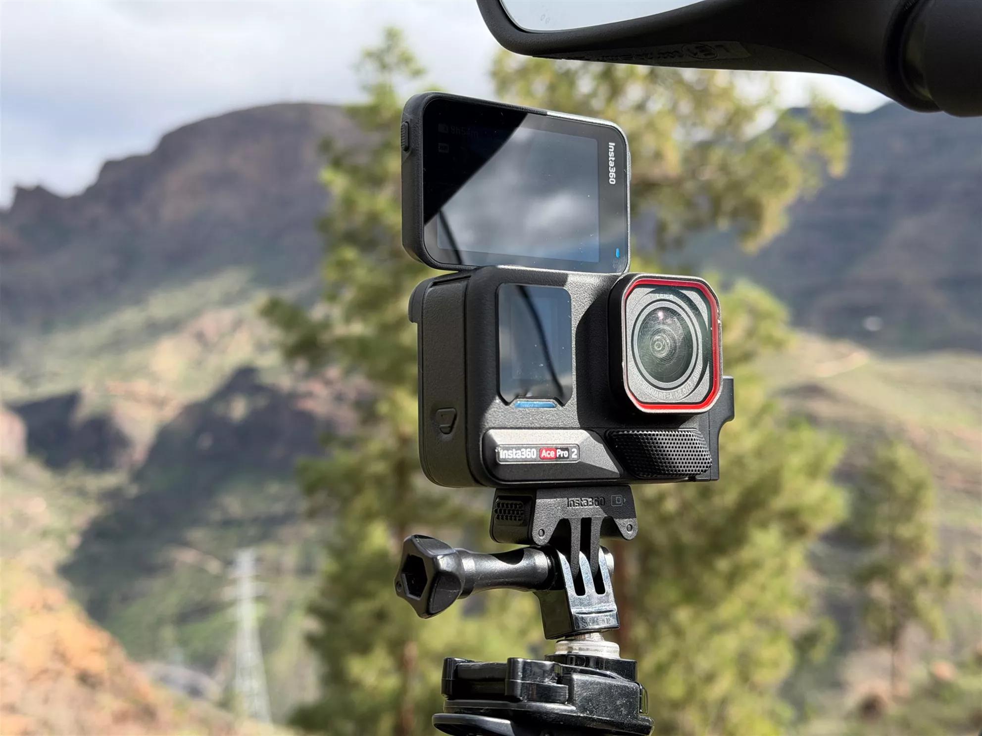 O display flip da Insta360 Ace Pro 2 permite-nos controlar as imagens enquanto pilotamos.